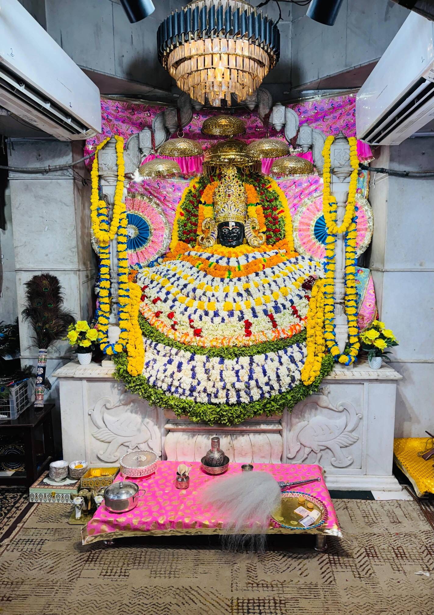 मंदिर बैठे ग्राम पंचायत सरपंच और ग्रामीण। संवाद
