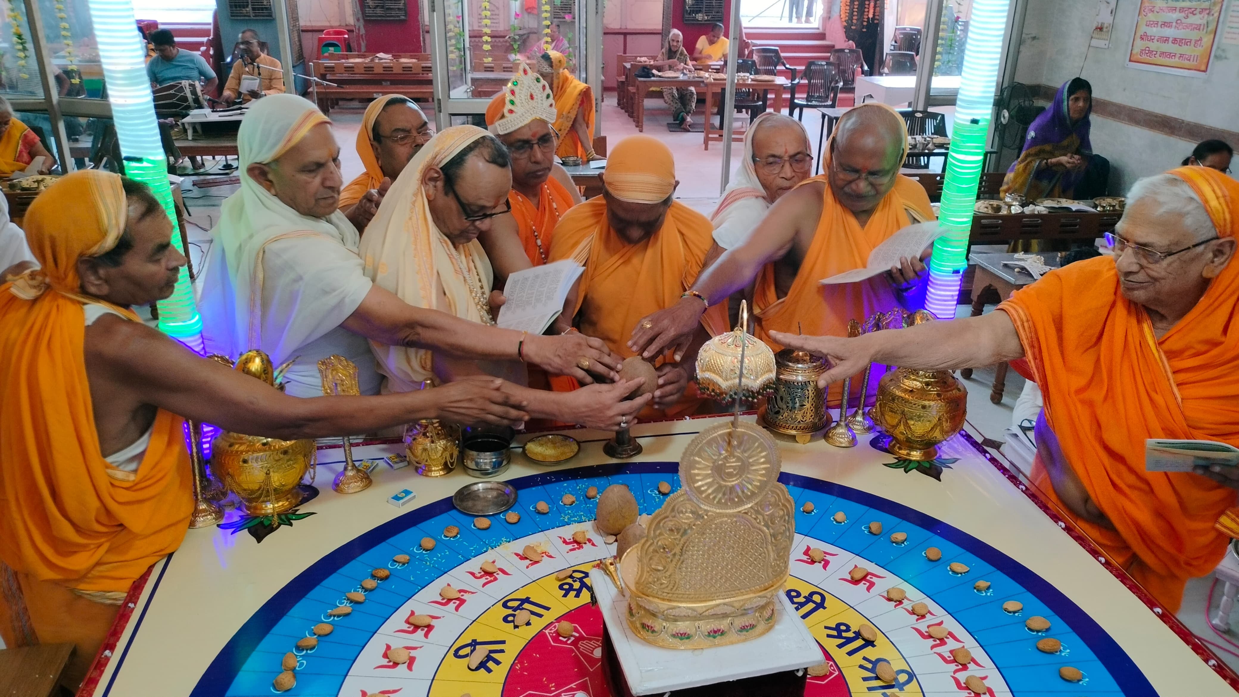 प्राचीन दिगंबर जैन बड़े मंदिर में पूजा अर्चना करते श्रद्धालु स्रोत संवाद
