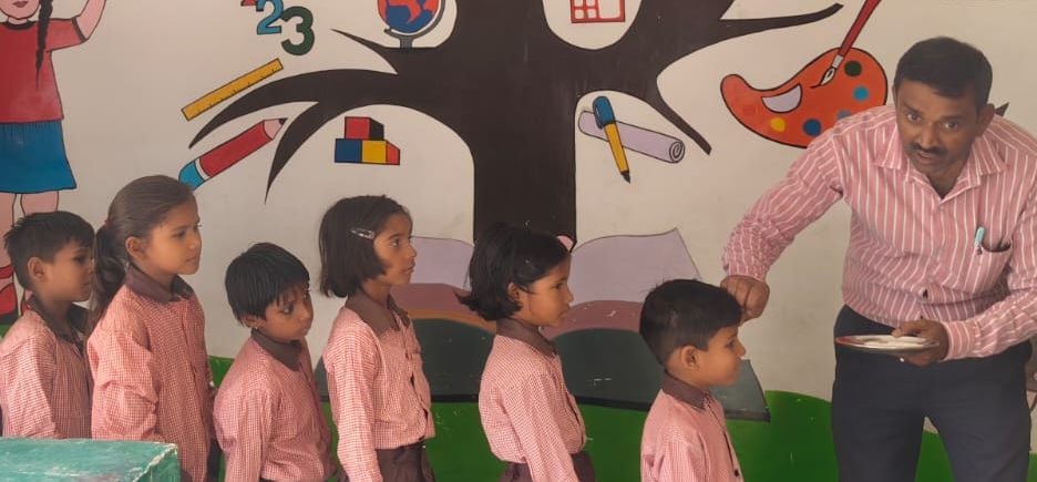 प्राथमिक स्कूल तेरा में बच्चों पर फूल बरसाते शिक्षक। स्रोत: स्वयं प्राथमिक स्कूल तेरा में बच्चों पर फूल बरसाते शिक्षक। स्रोत: स्वयं