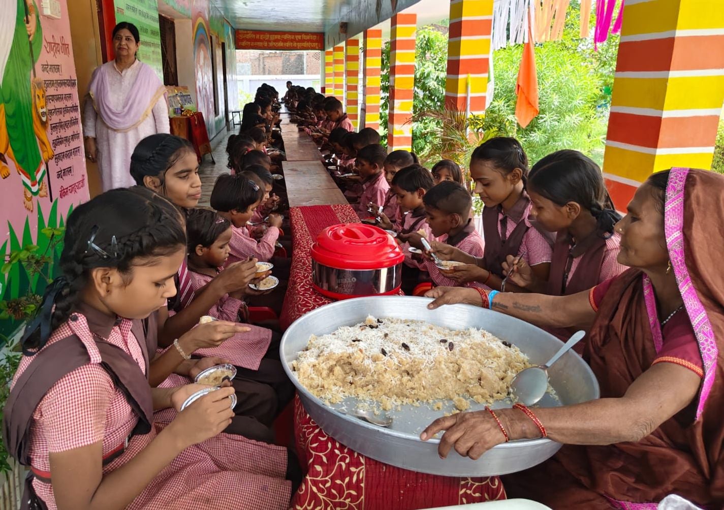 प्राथमिक स्कूल तेरा में बच्चों पर फूल बरसाते शिक्षक। स्रोत: स्वयं प्राथमिक स्कूल तेरा में बच्चों पर फूल बरसाते शिक्षक। स्रोत: स्वयं