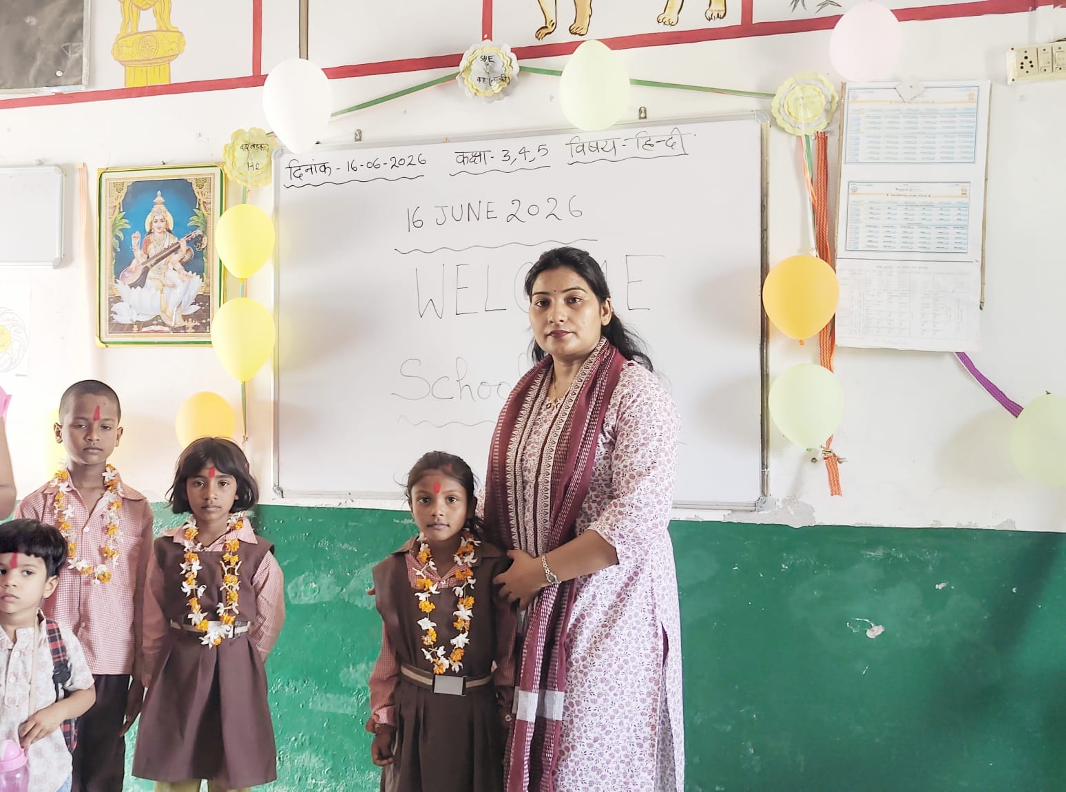 प्राथमिक विद्यालय फत्तेपुर में आरती उतारकर बच्चों का स्वागत करते शिक्षक। संवाद प्राथमिक विद्यालय फत्तेपुर में आरती उतारकर बच्चों का स्वागत करते शिक्षक। संवाद