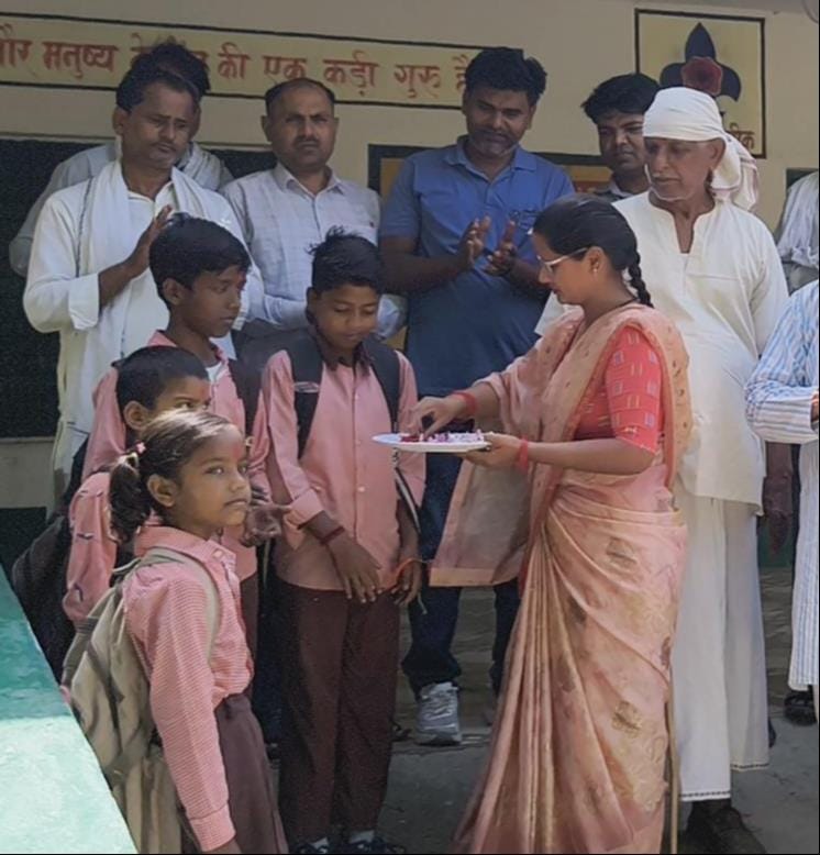 प्राथमिक विद्यालय फत्तेपुर में आरती उतारकर बच्चों का स्वागत करते शिक्षक। संवाद प्राथमिक विद्यालय फत्तेपुर में आरती उतारकर बच्चों का स्वागत करते शिक्षक। संवाद