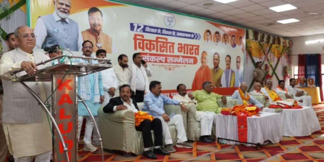 राजा का रामपुर में हुई रात्रि जन  चौपाल में संबोधित करते अलीगंज विधायक सत्यपाल राठौर। संवाद