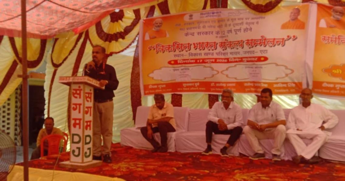 राजा का रामपुर में हुई रात्रि जन  चौपाल में संबोधित करते अलीगंज विधायक सत्यपाल राठौर। संवाद