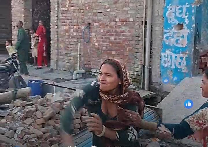 रादौर के छोटाबांस में पुलिस की टीम पर पथराव करते लोग। सोशल मीडिया रादौर के छोटाबांस में पुलिस की टीम पर पथराव करते लोग। सोशल मीडिया