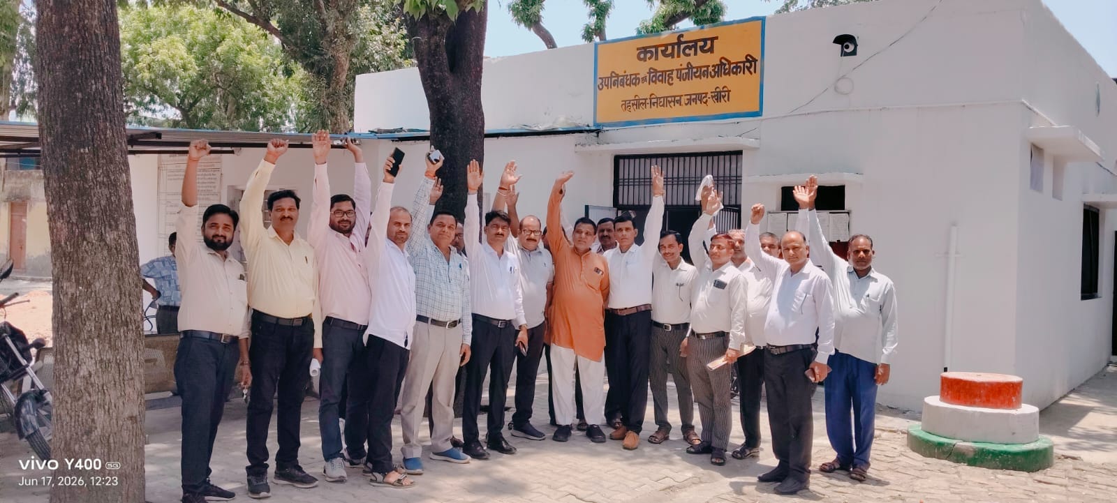 सदर तहसील में कार्य बहिष्कार कर धरने पर बैठे अधिवक्ता। संवाद
