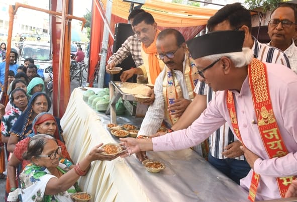 श्रद्धालुओं और राहगीरों को शर्बत, पूड़ी-सब्जी, बूंदी के लड्डू समेत अन्य प्रसाद वितरित किए गए। 