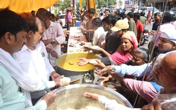 श्रद्धालुओं और राहगीरों को शर्बत, पूड़ी-सब्जी, बूंदी के लड्डू समेत अन्य प्रसाद वितरित किए गए। 