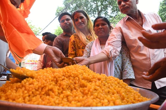 श्रद्धालुओं और राहगीरों को शर्बत, पूड़ी-सब्जी, बूंदी के लड्डू समेत अन्य प्रसाद वितरित किए गए। 