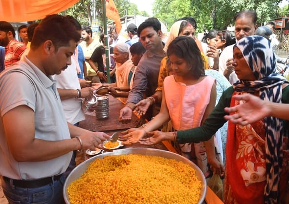 श्रद्धालुओं और राहगीरों को शर्बत, पूड़ी-सब्जी, बूंदी के लड्डू समेत अन्य प्रसाद वितरित किए गए। 