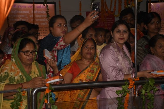 श्रद्धालुओं और राहगीरों को शर्बत, पूड़ी-सब्जी, बूंदी के लड्डू समेत अन्य प्रसाद वितरित किए गए। 