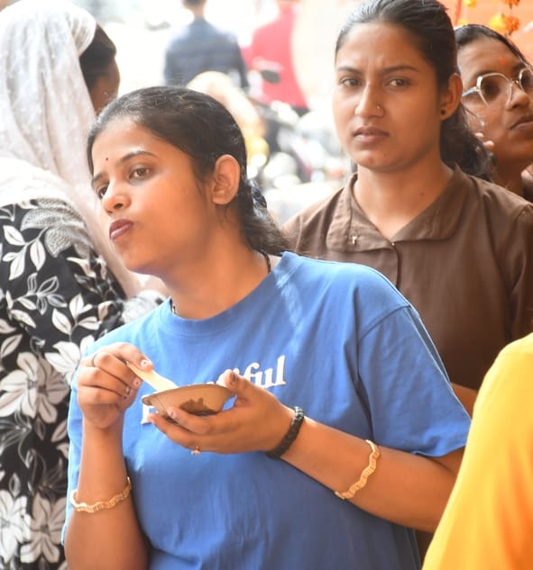 श्रद्धालुओं और राहगीरों को शर्बत, पूड़ी-सब्जी, बूंदी के लड्डू समेत अन्य प्रसाद वितरित किए गए। 