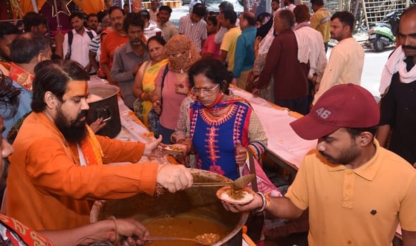 श्रद्धालुओं और राहगीरों को शर्बत, पूड़ी-सब्जी, बूंदी के लड्डू समेत अन्य प्रसाद वितरित किए गए। 