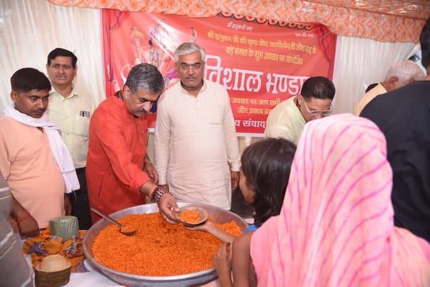 श्रद्धालुओं और राहगीरों को शर्बत, पूड़ी-सब्जी, बूंदी के लड्डू समेत अन्य प्रसाद वितरित किए गए। 