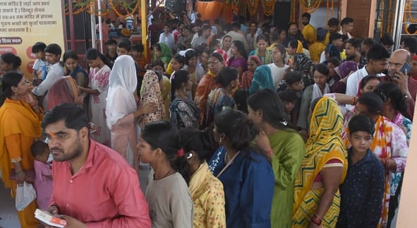 श्रद्धालुओं और राहगीरों को शर्बत, पूड़ी-सब्जी, बूंदी के लड्डू समेत अन्य प्रसाद वितरित किए गए। 