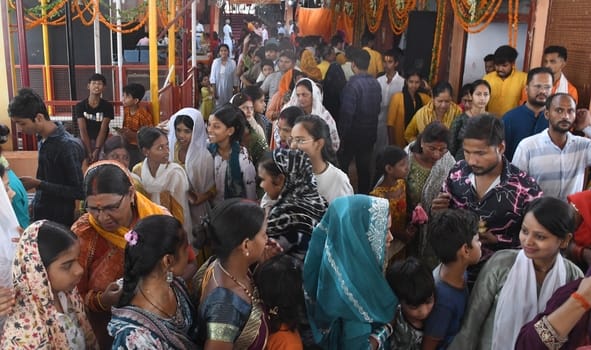 श्रद्धालुओं और राहगीरों को शर्बत, पूड़ी-सब्जी, बूंदी के लड्डू समेत अन्य प्रसाद वितरित किए गए। 