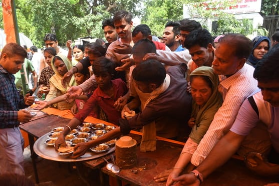 श्रद्धालुओं और राहगीरों को शर्बत, पूड़ी-सब्जी, बूंदी के लड्डू समेत अन्य प्रसाद वितरित किए गए। 