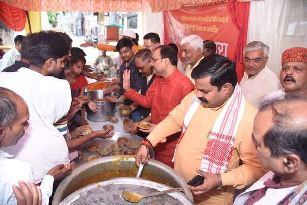 श्रद्धालुओं और राहगीरों को शर्बत, पूड़ी-सब्जी, बूंदी के लड्डू समेत अन्य प्रसाद वितरित किए गए। 