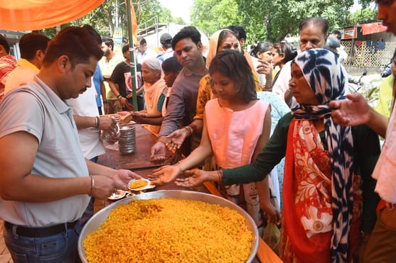 श्रद्धालुओं और राहगीरों को शर्बत, पूड़ी-सब्जी, बूंदी के लड्डू समेत अन्य प्रसाद वितरित किए गए। 