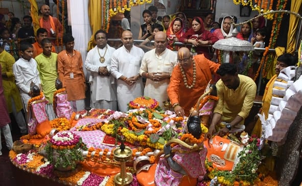 श्रद्धालुओं और राहगीरों को शर्बत, पूड़ी-सब्जी, बूंदी के लड्डू समेत अन्य प्रसाद वितरित किए गए। 