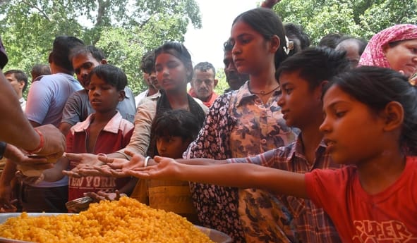 श्रद्धालुओं और राहगीरों को शर्बत, पूड़ी-सब्जी, बूंदी के लड्डू समेत अन्य प्रसाद वितरित किए गए। 