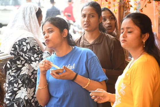 श्रद्धालुओं और राहगीरों को शर्बत, पूड़ी-सब्जी, बूंदी के लड्डू समेत अन्य प्रसाद वितरित किए गए। 