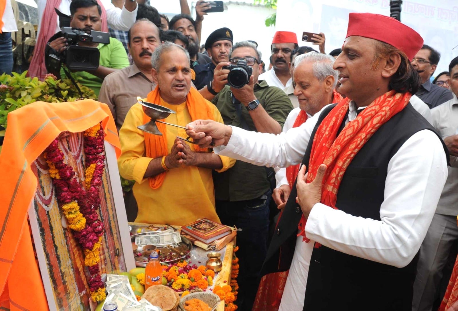 श्रद्धालुओं और राहगीरों को शर्बत, पूड़ी-सब्जी, बूंदी के लड्डू समेत अन्य प्रसाद वितरित किए गए। 