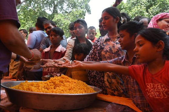 श्रद्धालुओं और राहगीरों को शर्बत, पूड़ी-सब्जी, बूंदी के लड्डू समेत अन्य प्रसाद वितरित किए गए। 