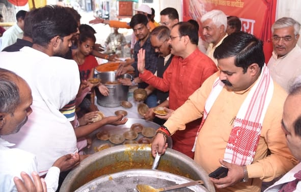 श्रद्धालुओं और राहगीरों को शर्बत, पूड़ी-सब्जी, बूंदी के लड्डू समेत अन्य प्रसाद वितरित किए गए। 