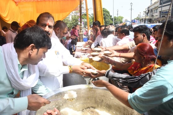 श्रद्धालुओं और राहगीरों को शर्बत, पूड़ी-सब्जी, बूंदी के लड्डू समेत अन्य प्रसाद वितरित किए गए। 