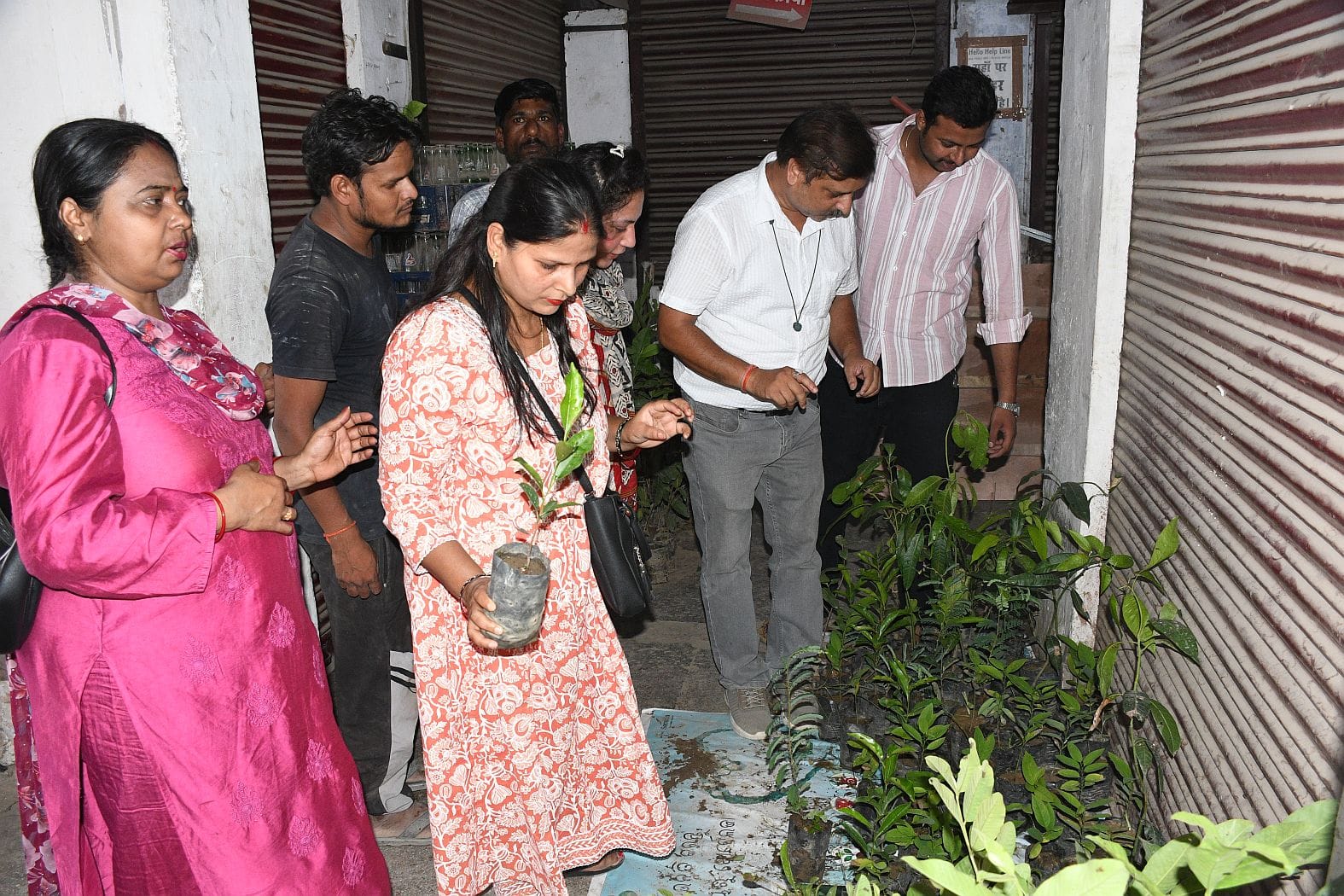 श्रद्धालुओं और राहगीरों को शर्बत, पूड़ी-सब्जी, बूंदी के लड्डू समेत अन्य प्रसाद वितरित किए गए। 