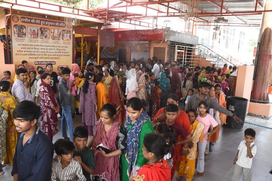 श्रद्धालुओं और राहगीरों को शर्बत, पूड़ी-सब्जी, बूंदी के लड्डू समेत अन्य प्रसाद वितरित किए गए। 