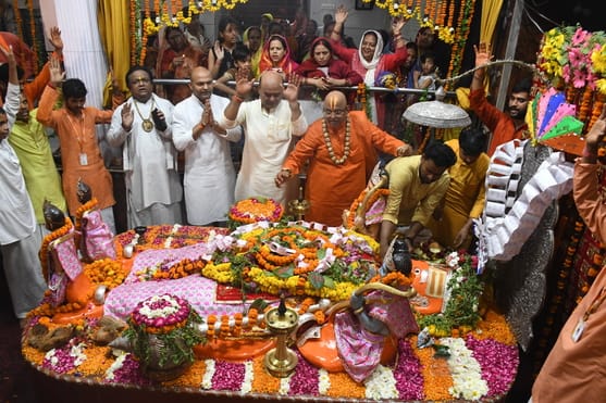 श्रद्धालुओं और राहगीरों को शर्बत, पूड़ी-सब्जी, बूंदी के लड्डू समेत अन्य प्रसाद वितरित किए गए। 