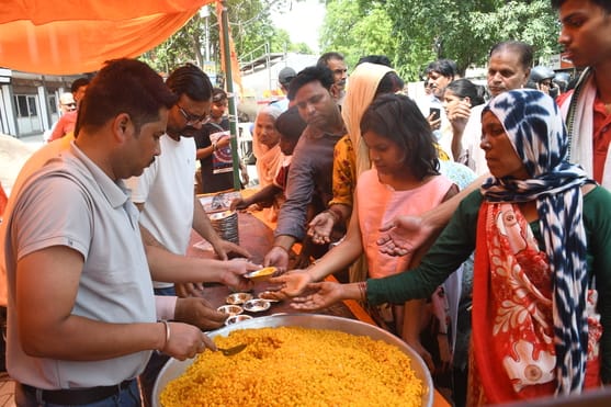 श्रद्धालुओं और राहगीरों को शर्बत, पूड़ी-सब्जी, बूंदी के लड्डू समेत अन्य प्रसाद वितरित किए गए। 