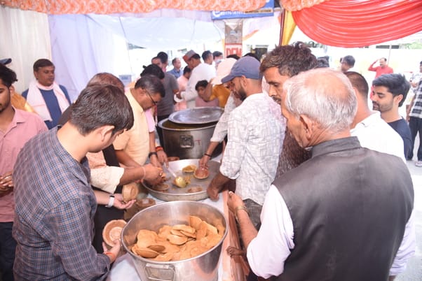 श्रद्धालुओं और राहगीरों को शर्बत, पूड़ी-सब्जी, बूंदी के लड्डू समेत अन्य प्रसाद वितरित किए गए। 