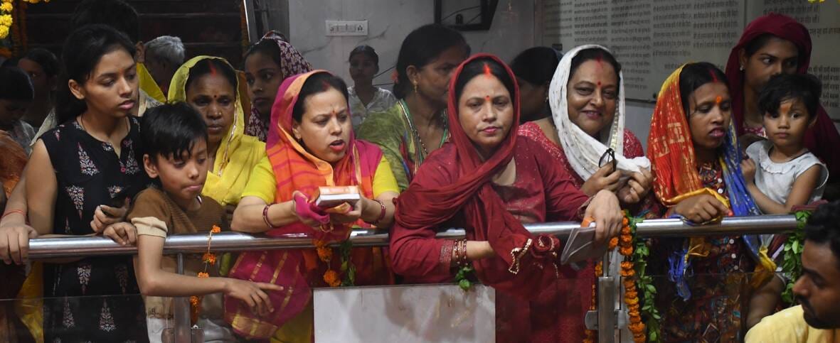 श्रद्धालुओं और राहगीरों को शर्बत, पूड़ी-सब्जी, बूंदी के लड्डू समेत अन्य प्रसाद वितरित किए गए। 