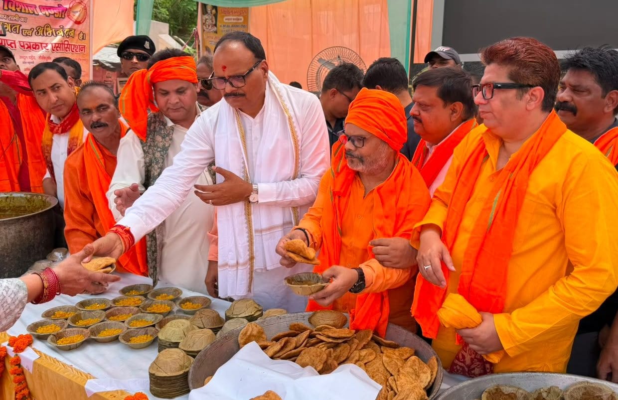श्रद्धालुओं और राहगीरों को शर्बत, पूड़ी-सब्जी, बूंदी के लड्डू समेत अन्य प्रसाद वितरित किए गए। 