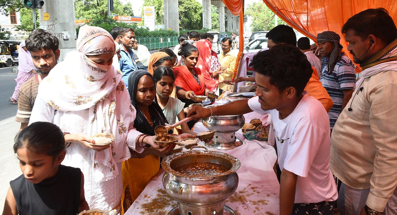 श्रद्धालुओं और राहगीरों को शर्बत, पूड़ी-सब्जी, बूंदी के लड्डू समेत अन्य प्रसाद वितरित किए गए। 