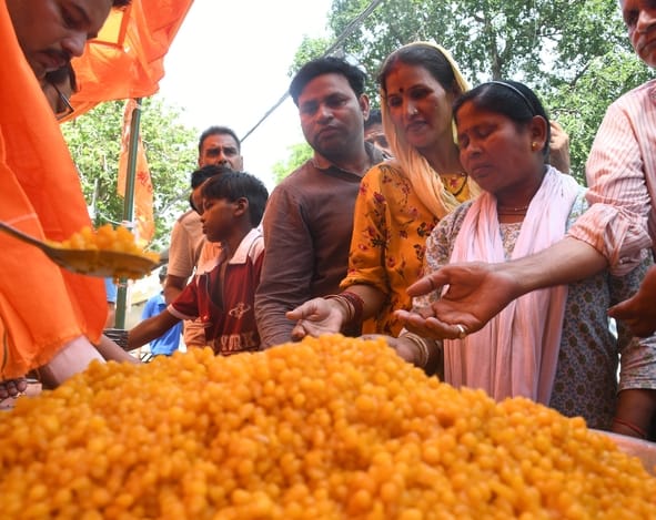 श्रद्धालुओं और राहगीरों को शर्बत, पूड़ी-सब्जी, बूंदी के लड्डू समेत अन्य प्रसाद वितरित किए गए। 