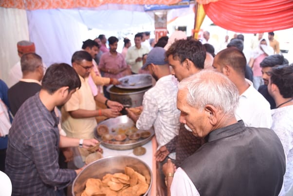 श्रद्धालुओं और राहगीरों को शर्बत, पूड़ी-सब्जी, बूंदी के लड्डू समेत अन्य प्रसाद वितरित किए गए। 
