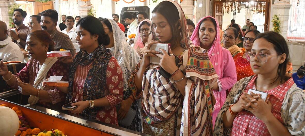श्रद्धालुओं और राहगीरों को शर्बत, पूड़ी-सब्जी, बूंदी के लड्डू समेत अन्य प्रसाद वितरित किए गए। 