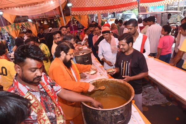 श्रद्धालुओं और राहगीरों को शर्बत, पूड़ी-सब्जी, बूंदी के लड्डू समेत अन्य प्रसाद वितरित किए गए। 