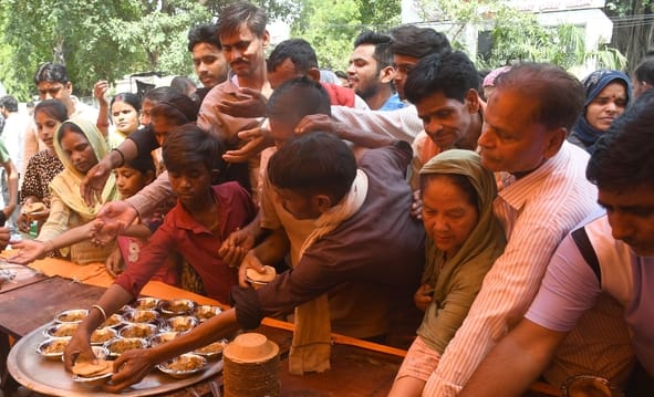 श्रद्धालुओं और राहगीरों को शर्बत, पूड़ी-सब्जी, बूंदी के लड्डू समेत अन्य प्रसाद वितरित किए गए। 