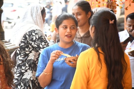 श्रद्धालुओं और राहगीरों को शर्बत, पूड़ी-सब्जी, बूंदी के लड्डू समेत अन्य प्रसाद वितरित किए गए। 
