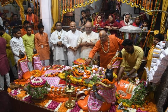 श्रद्धालुओं और राहगीरों को शर्बत, पूड़ी-सब्जी, बूंदी के लड्डू समेत अन्य प्रसाद वितरित किए गए। 