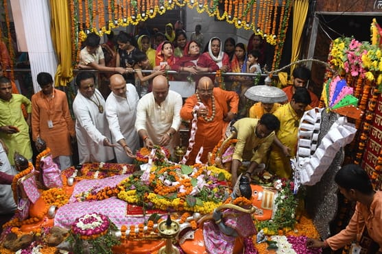 श्रद्धालुओं और राहगीरों को शर्बत, पूड़ी-सब्जी, बूंदी के लड्डू समेत अन्य प्रसाद वितरित किए गए। 