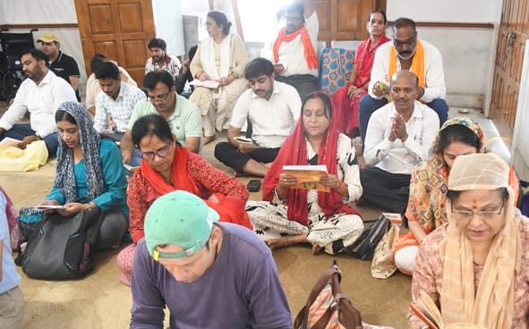 श्रद्धालुओं और राहगीरों को शर्बत, पूड़ी-सब्जी, बूंदी के लड्डू समेत अन्य प्रसाद वितरित किए गए। 