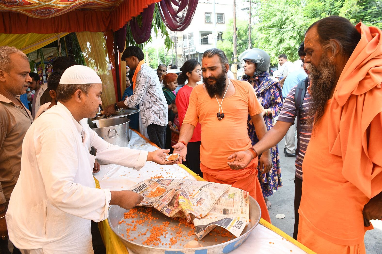 श्रद्धालुओं और राहगीरों को शर्बत, पूड़ी-सब्जी, बूंदी के लड्डू समेत अन्य प्रसाद वितरित किए गए। 