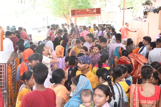 श्रद्धालुओं और राहगीरों को शर्बत, पूड़ी-सब्जी, बूंदी के लड्डू समेत अन्य प्रसाद वितरित किए गए। 