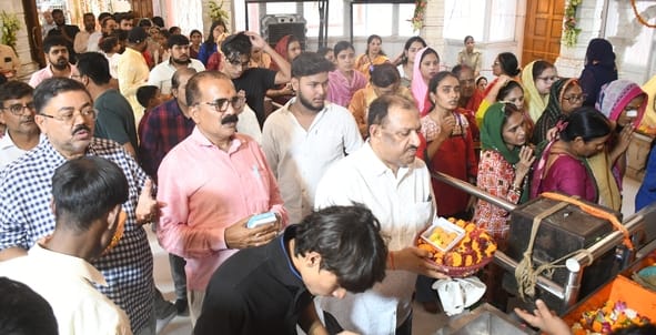 श्रद्धालुओं और राहगीरों को शर्बत, पूड़ी-सब्जी, बूंदी के लड्डू समेत अन्य प्रसाद वितरित किए गए। 